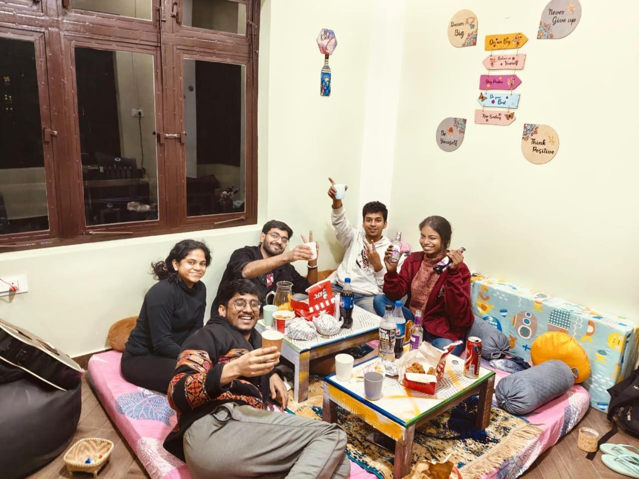 Xtsy Travellers Hostel Shillong Buitenkant foto